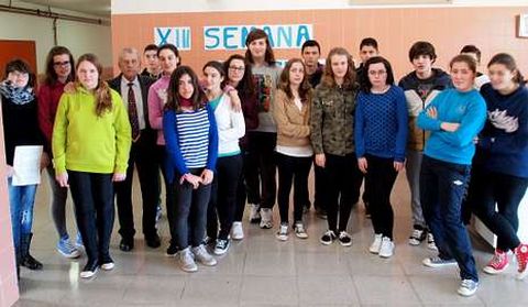 Santiago Pemán, ayer, con un grupo de alumnos de Ponteceso.