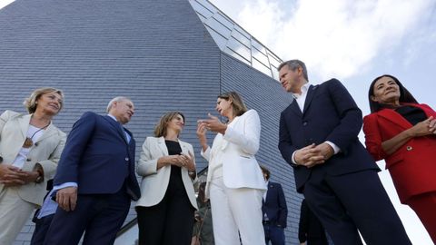 La comitiva, en el exterior del edificio Impulso Verde, recubierto de pizarra