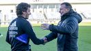 Raúl González y Cristóbal Parralo saludándose antes del choque entre Castilla y Racing.