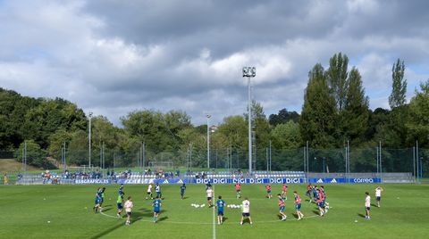 Los jugadores del Real Oviedo, en el campo n�1 de El Requex�n