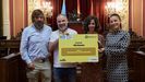 Entrega del cheque de la campaa Reciclos.