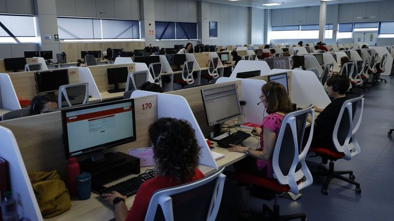 Sanidade paga 1,70 euros a una empresa por cada llamada que coge o devuelve