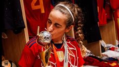 Tere Abelleira junto a la copa del Mundo ganada por la seleccin espaola femenina.