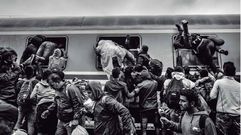 Tovarnik, Croacia 19-9-2015 Inmigrantes tratando de xubir a un vagón de tren. Foto de Manu Brabo premiada con el Memorial Joaquín Bilbao 