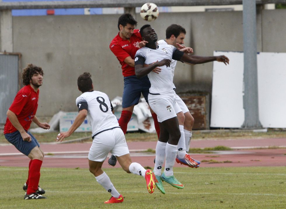Los futbolistas de la SD Chantada arrancaron un empate en el campo de A Pinguela. 