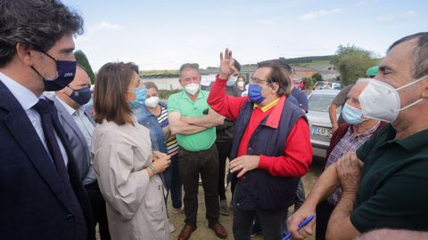 El delegado territorial, Javier Arias y la conselleira de Medio Ambiente, Ángeles Vázquez, junto a los manifestantes