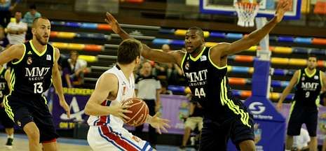 Anthony Winchester, m�ximo anotador celeste, adentr�ndose a canasta.