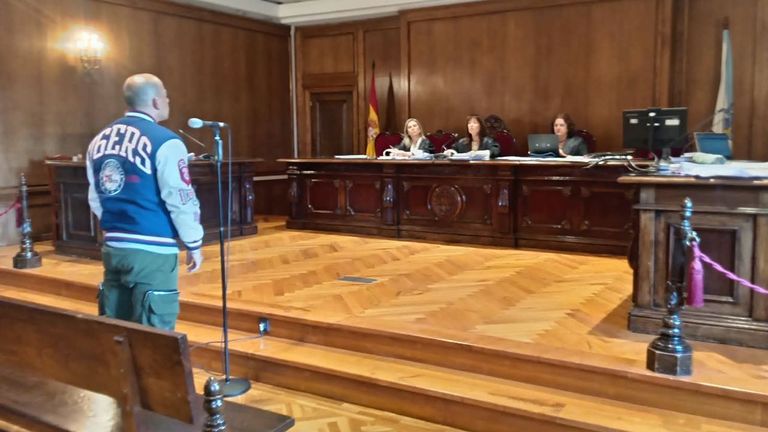 El acusado de violar a una mujer en Cangas: con condenas por maltratar a sus anteriores parejas y con una pulsera de control telemático puesta