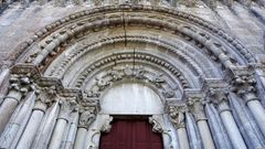 En la decoracin romnica de la fachada de la iglesia se destacan unas grietas cuya antigedad se desconoce