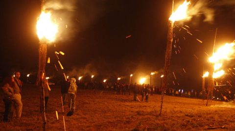 Las grandes antorchas de arbustos conocidas como fachas ardieron espectacularmente en el castro de Castelo, en Taboada