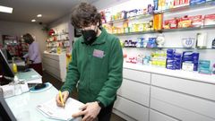 En el albarn de la Farmacia de Covas (Viveiro), en imagen, faltaban el jueves pasado 80 medicinas