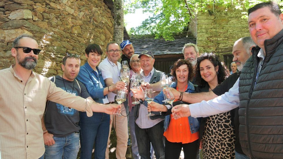 Ana Pont�n y el alcalde de A Pobra do Broll�n, Jos� Luis Maceda, ayer en la Feira do Vi�o de Vilach�