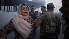 Una mujer kurda huye tras la explosin de un coche bomba en Qamishli que reivindic el Estado Islmico
