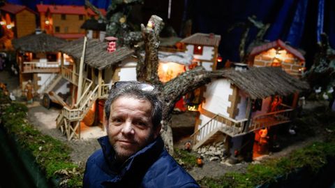 Javier Chaparro muestra su beln en su propia casa, en Ourense