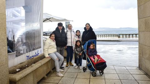 Un grupo de visitantes de Lugo en Silgar, abrigndose de la lluvia. 