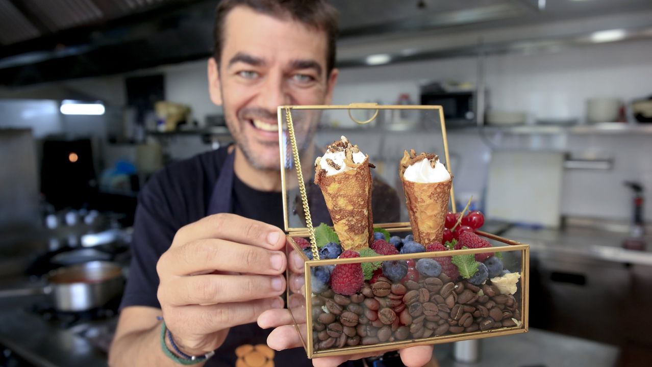 Las mejores imgenes del concurso de disfraces de Outes.Hctor Lpez, cocinero del Espaa con una filloas rellenas