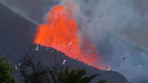Lava y humo, esta maana en La Palma