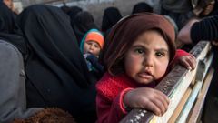 Mujeres y nios son evacuados en un camin de Baghuz, el ltimo reducto del Estado Islmico