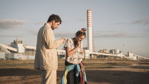El actor britnico Josh O'Connor recibe instrucciones de lacineasta Alice Rohrwacher durante el rodaje de La quimera.