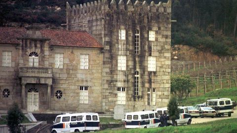 Furgones policiales en 1994 en el pazo de Baión (Vilanova), incautado a Laureano Oubiña
