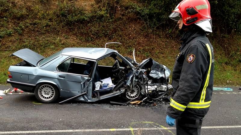 Una gr�a retira el coche en el que viajaba uno de los heridos