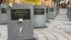 Cementerio efímero instalado en la plaza de Porlier en Oviedo con lápidas que recogen los nombres de las mujeres y niños que han sido víctimas de la violencia de género en España en 2019