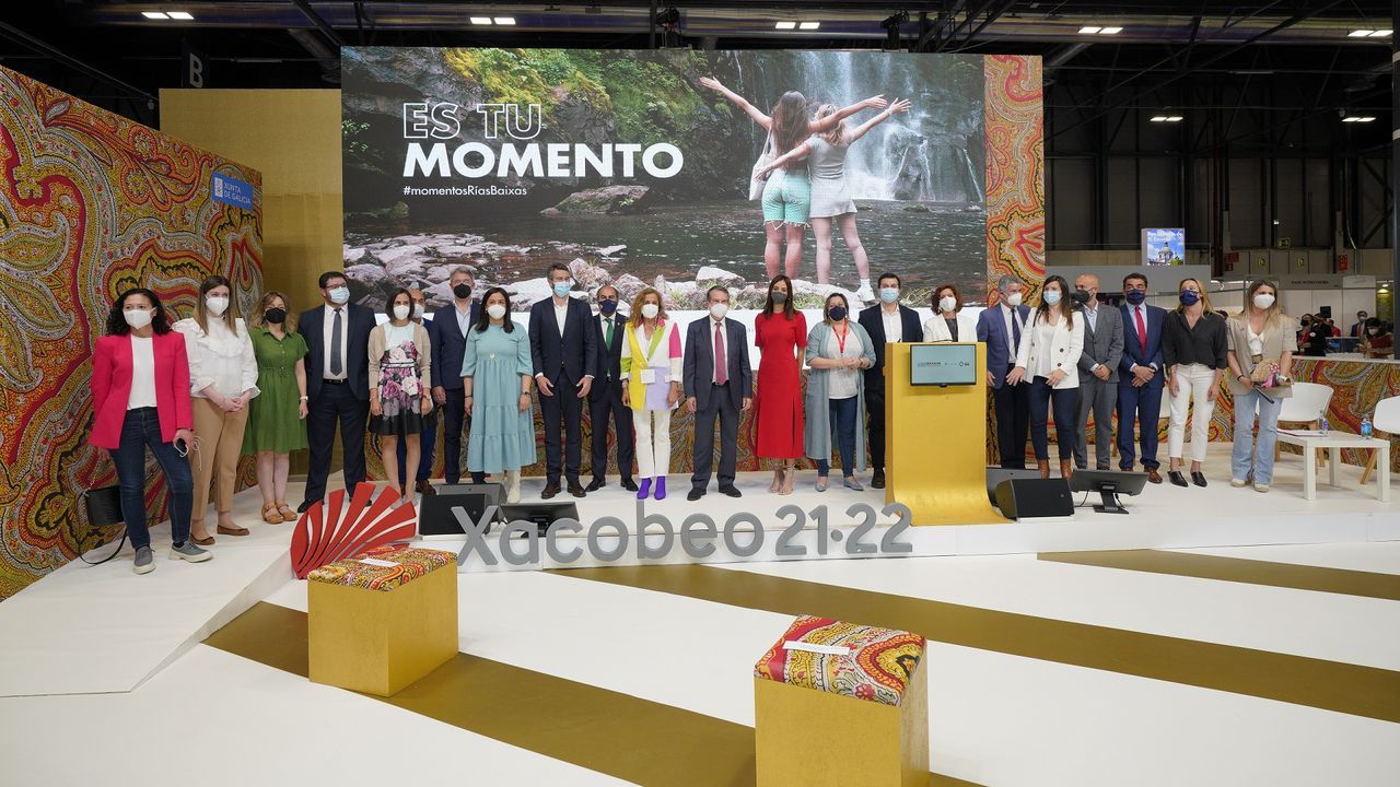Pedro Sánchez recibió la bolsa de Visit-Pontevedra de manos de la concejala de Turismo, Yoya Banco, y del teniente de alcalde, Tino Fernández