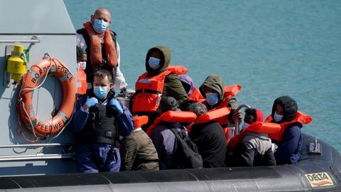 Un grupo de personas emigrantes son trasladados en una pequea embarcacin a Dover (Reino Unido) 
