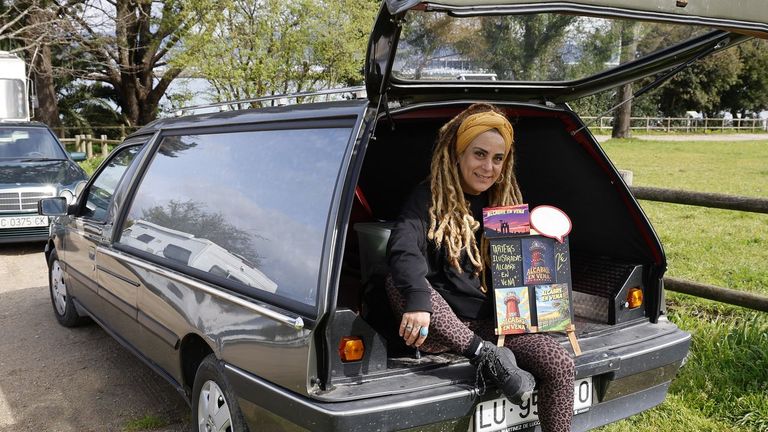 La artista de Alcabre a la que llaman Duende y que viaja en coche fúnebre