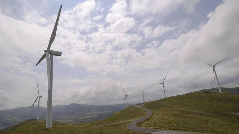 La cadena de borrascas eleva la generación eólica y hunde un 27 % los precios de la electricidad