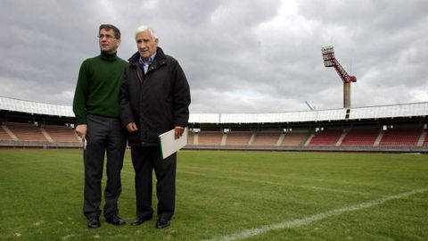 Arsenio y Fernando Vzquez, seleccionadores gallegos, inspeccionan San Lzaro antes el partido contra Uruguay del 29 de diciembre del 2005