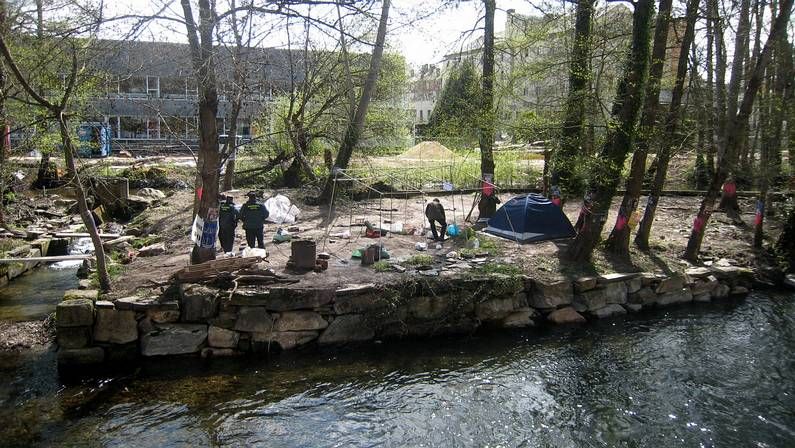 El campamento qued� desmontado al mediod�a pero siguen recogiendo firmas