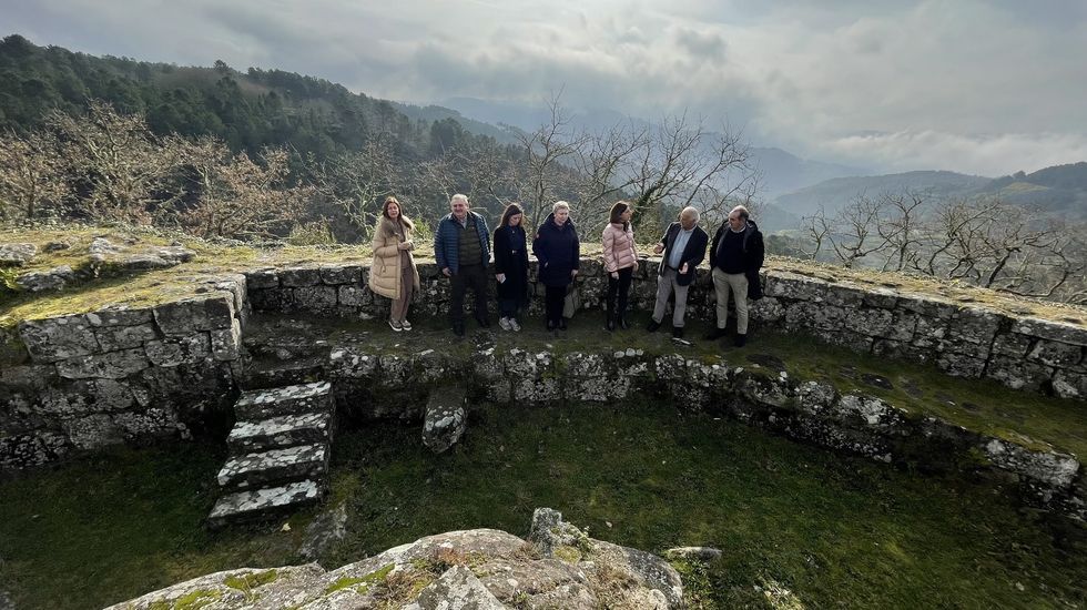 As se ver el campamentoAir Fervenza.Los alcaldes, en el castillo de A Peroxa