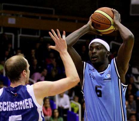 Diouf, con el bal�n en un partido contra Andorra. 