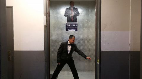 Un trabajador cierra las puertas de un ascensor en la Torre Trump de Nueva York (EE.UU.)