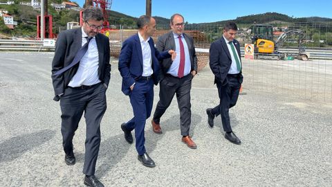 De izquierda a derecha, los presidentes de Puertos del Estado y del Puerto de Ferrol, en comisionado del Gobierno para el Corredor Atlntico y el delegado del Gobierno en Galicia, ayer en el muelle ferrolano