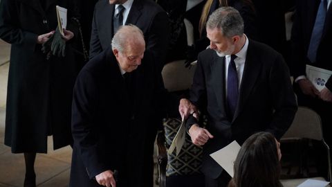 Felipe VI ayuda a Juan Carlos I a sentarse en el aniversario de Constantino de Grecia