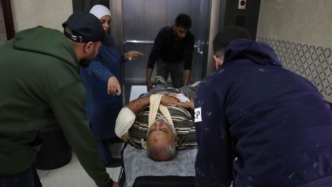 Un palestino herido es trasladado a un hospital para recibir tratamiento en Nablus