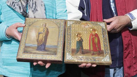 Los iconos representan una virgen y un San Nicols, al que los guerrilleros denominaron patrn de la URSS