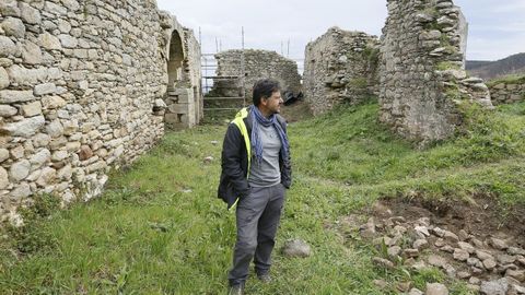 David Fernández Abella, director de los trabajos y responsable de la empresa Argos, en las ruinas de la antigua iglesia de San Tirso de Portocelo, abandonada hace alrededor de un siglo