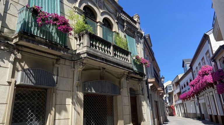 Los balcones con flores son una imagen típica del casco viejo de O Barco.