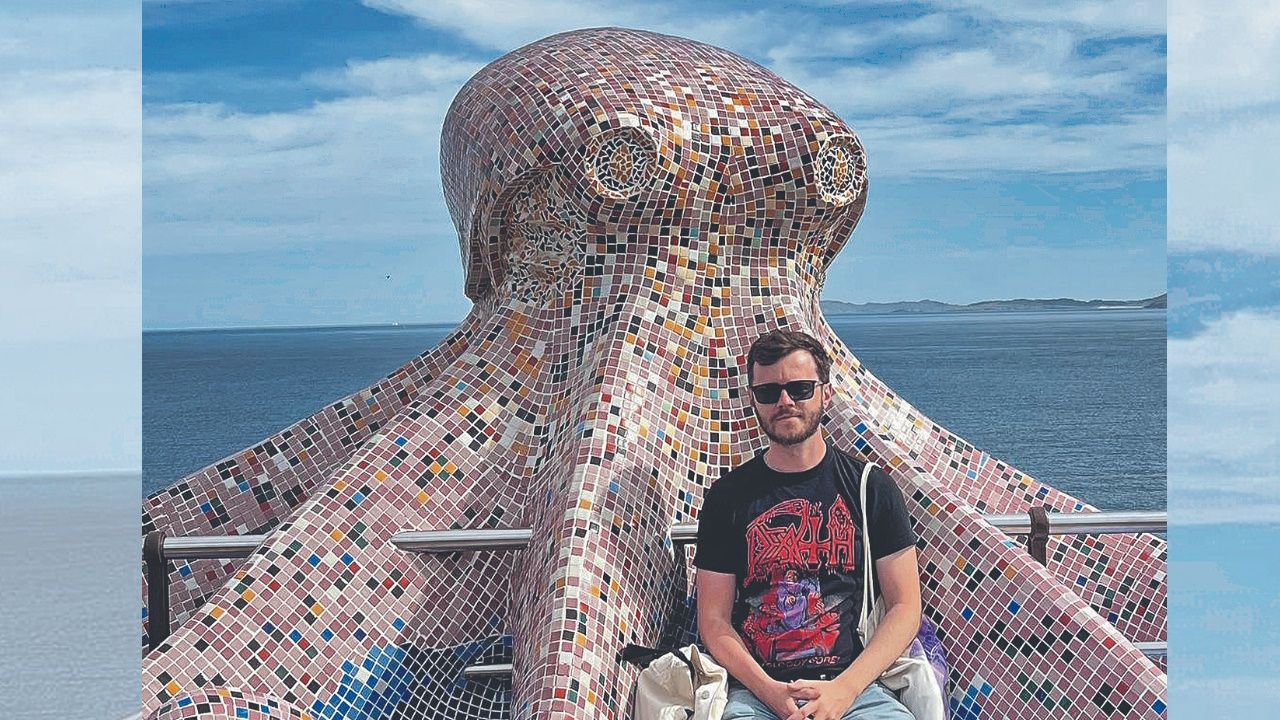 Llegada a Noalla en Sanxenxo de un peregrino franc�s que hizo el Camino de Santiago desde Alsacia.Aleksandr Dziuba, profesor e tradutor de Doutor Zhivago, volve a Galicia sempre que ten�a ocasi�n.