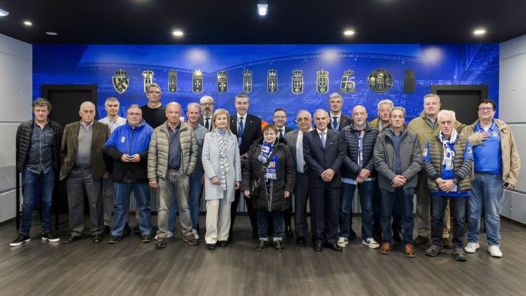 Abonados del Real Oviedo a los que se les entregó la insignia de oro