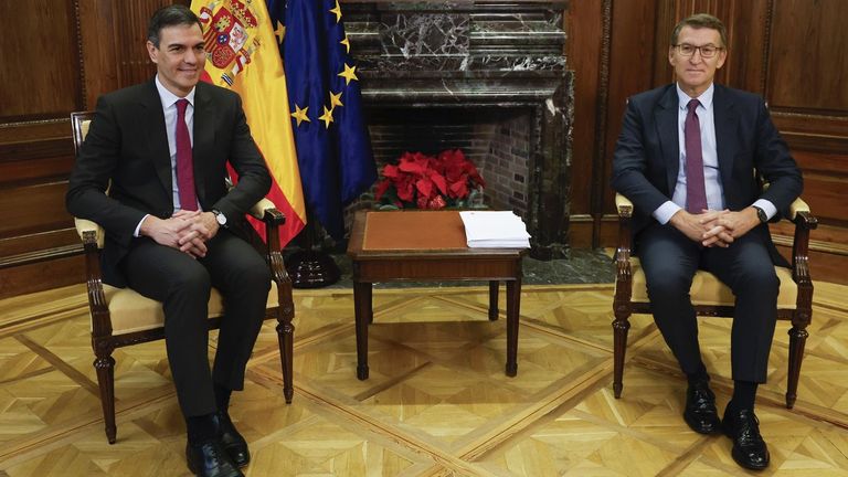 El presidente del Gobierno, Pedro Sánchez, y el líder de la oposición, Alberto Núñez Feijoo