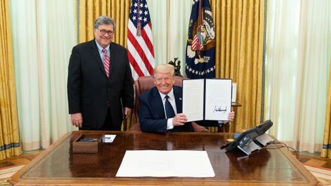 El fiscal general de Estados Unidos, William Barr, y Donald Trump, en el Despacho Oval de la Casa Blanca
