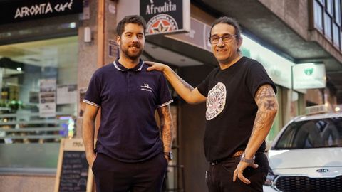 Javier y Cuti, hostelero y taxista, son héroes de barrio