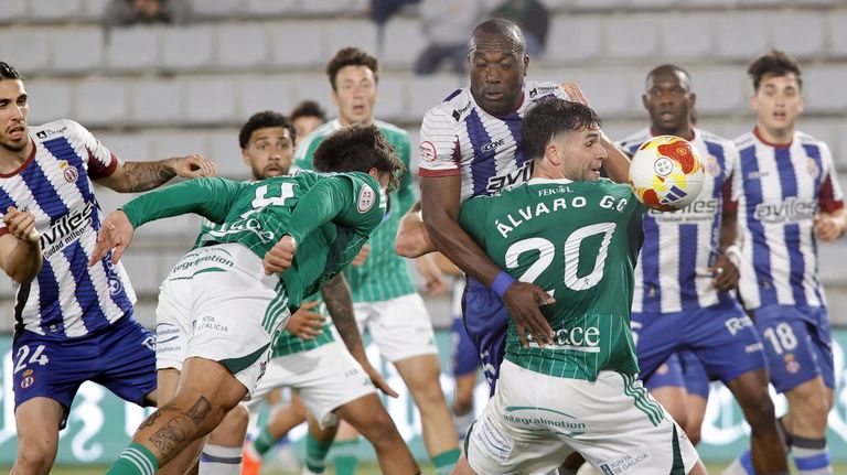 Las tablas de los Álvaros alejan al Racing del precipicio total con el Avilés (2-2)