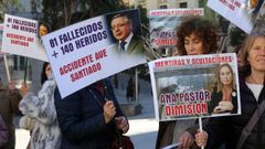 Vctimas del Alvia se concentran a las puertas del Congreso de los Diputados