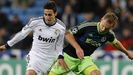 José Rodriguez pugna por un balón en un Real Madrid-Ajax