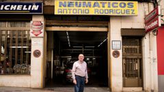 Antonio Rodríguez pone fin a medio siglo de actividad en su negocio en Celanova